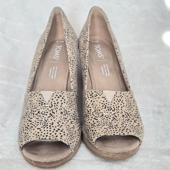 TOMS‎ Michelle Wedge Women's Sz 7.5 Heel Pump Sand Tiny Cheetah Peep Toe Canvas - Picture 2 of 9